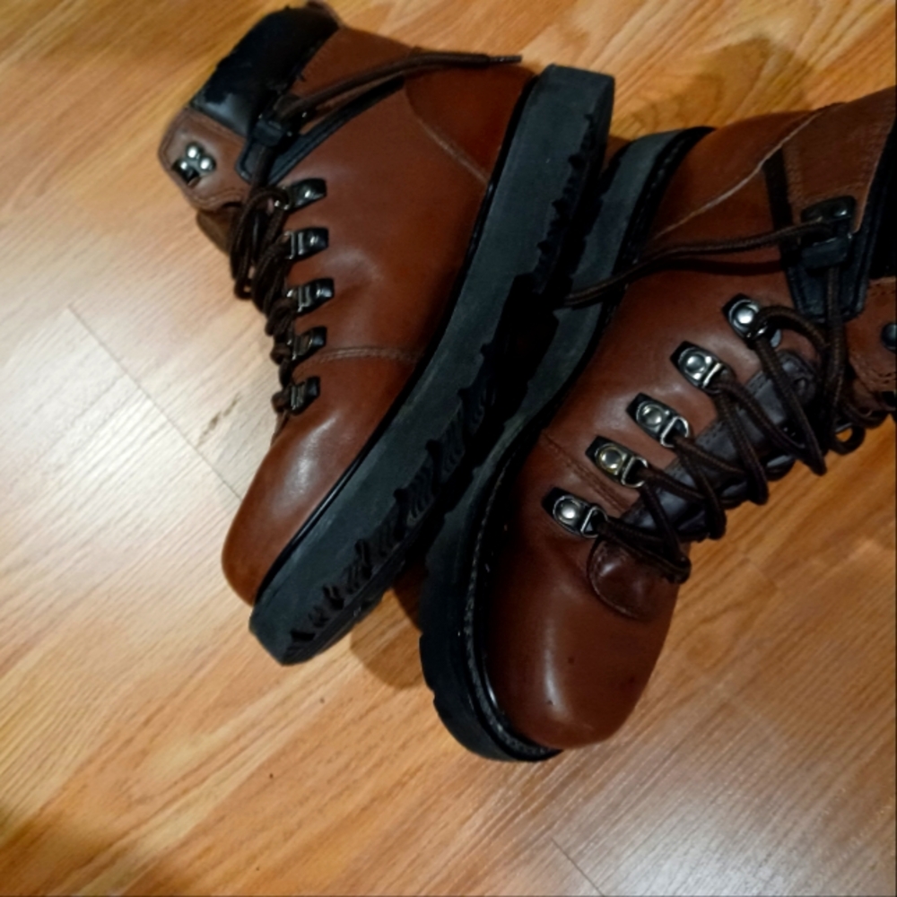 Brown winter leather boots, very warm. Like New